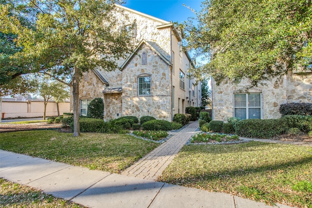 view of front facade featuring a front lawn