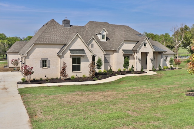 view of front of house featuring a front lawn