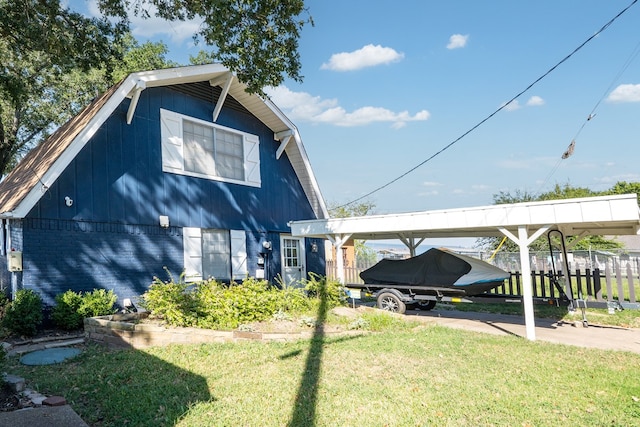 view of front of house featuring a front lawn and a carport