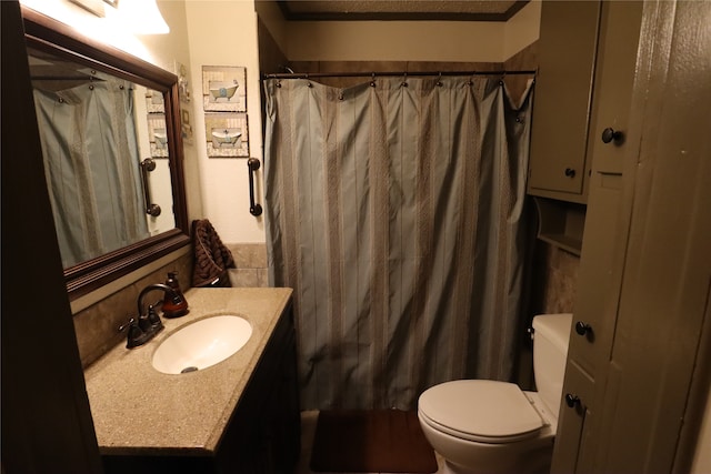 bathroom with vanity, crown molding, toilet, and a shower with shower curtain