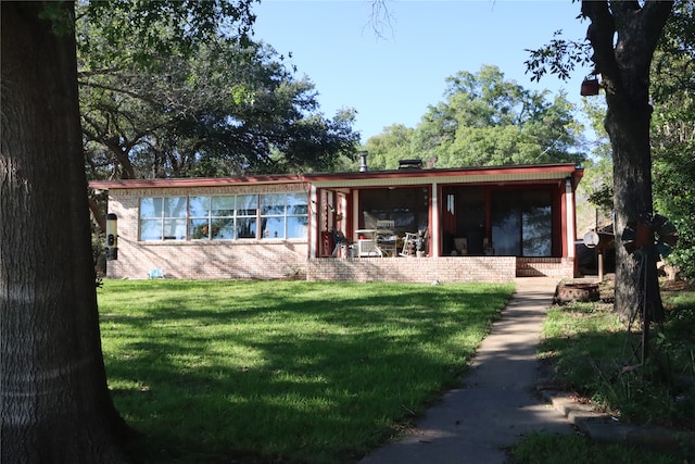 view of front of home featuring a front lawn