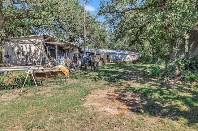 view of yard featuring an outdoor structure