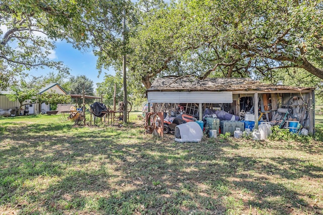 view of yard featuring an outbuilding