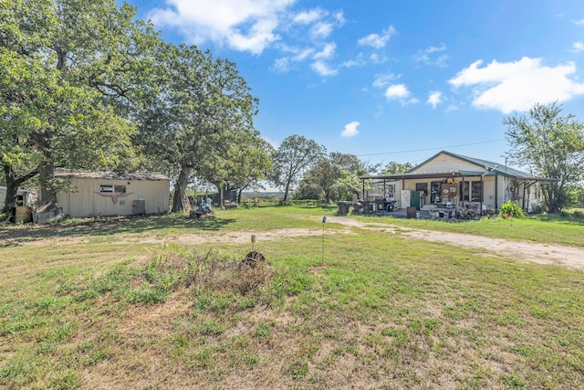 view of yard featuring a storage shed