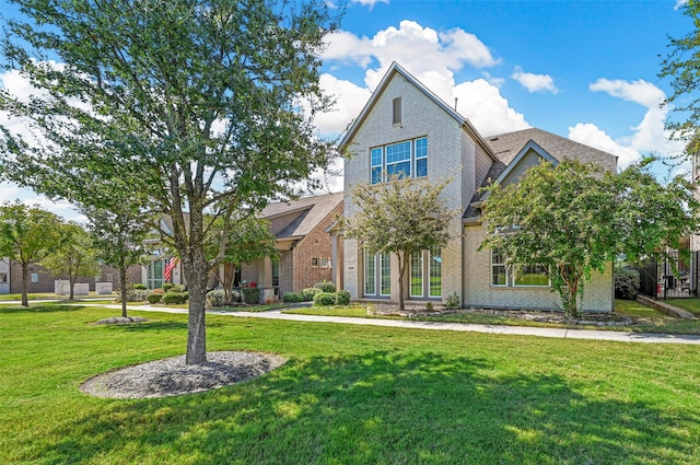 view of front of property featuring a front lawn