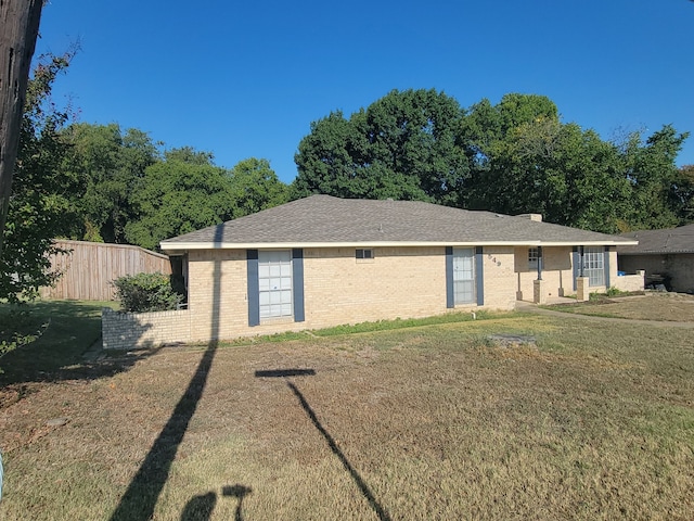 view of front facade featuring a front lawn