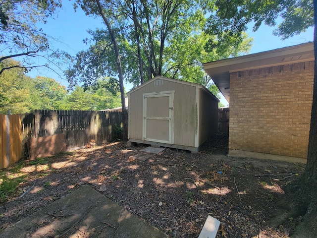 view of yard with a storage shed