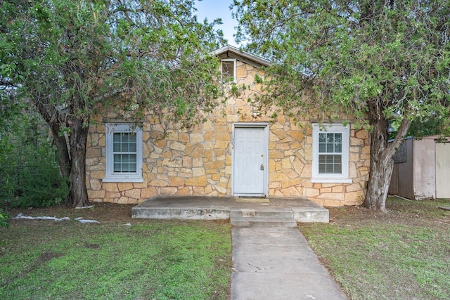 view of front of house featuring a front yard