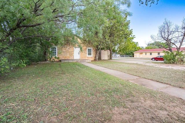 view of front of house featuring a front yard