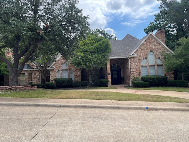 view of front facade with a front lawn