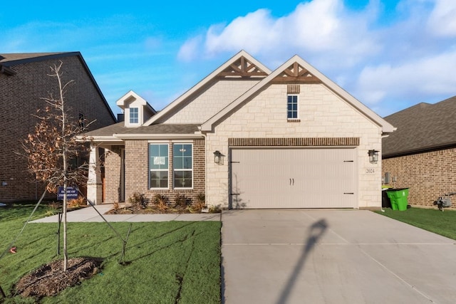 craftsman-style house featuring a front lawn