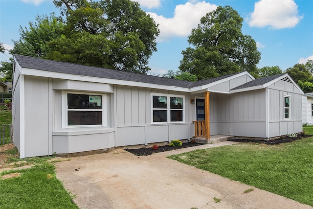 view of front of property with a front lawn