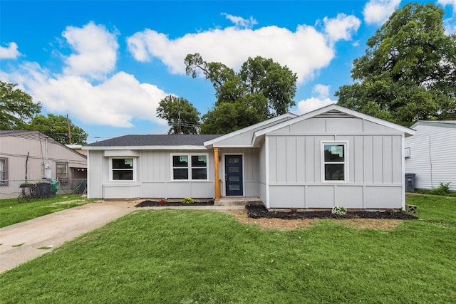 view of front of home featuring a front yard