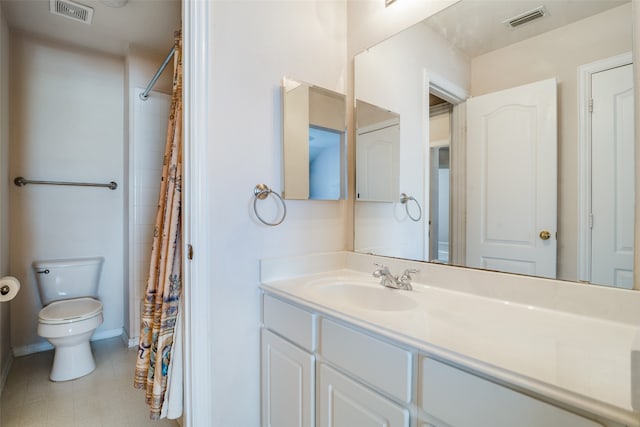 bathroom with a shower with shower curtain, vanity, and toilet