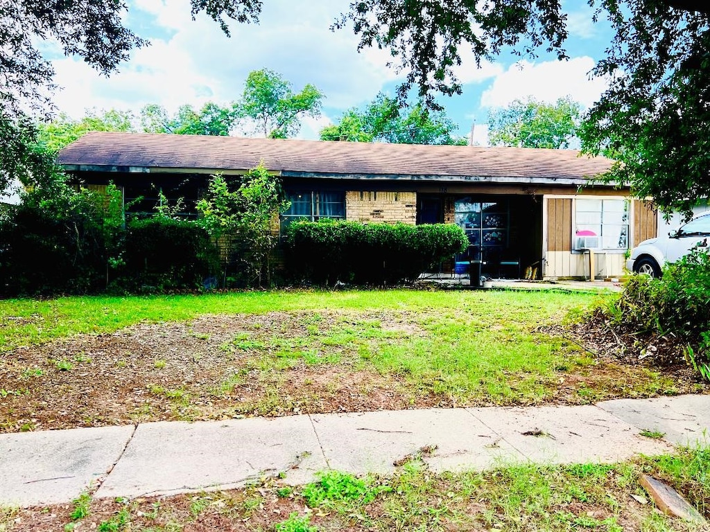 ranch-style house featuring a front yard