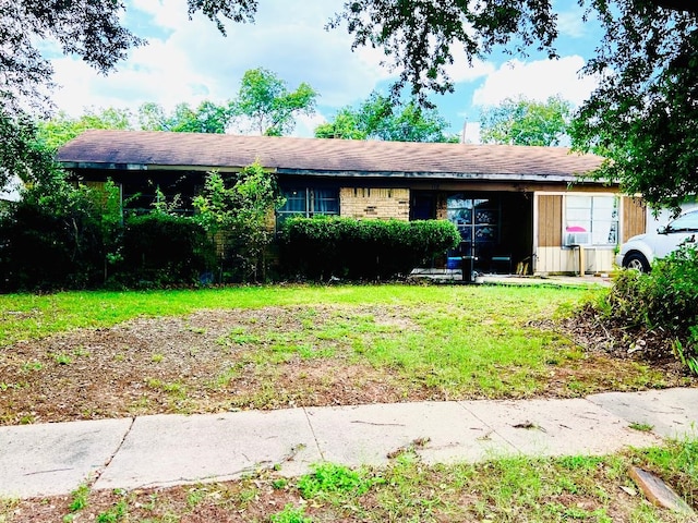 ranch-style house featuring a front yard