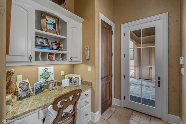 laundry room with cabinets, a chandelier, independent washer and dryer, and sink