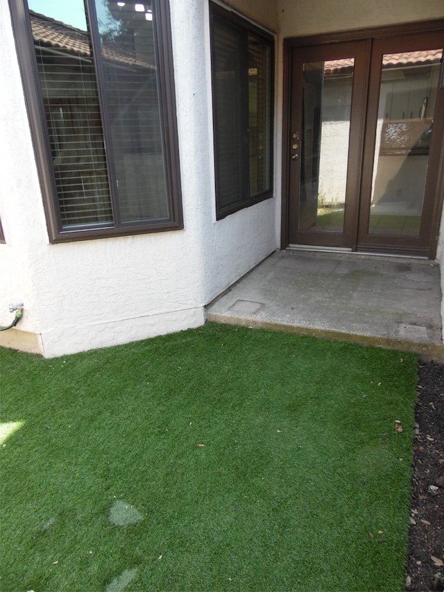 view of yard featuring a patio