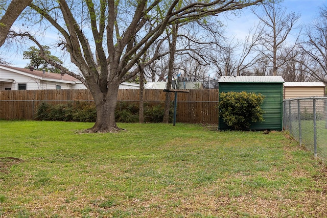 view of yard featuring a shed