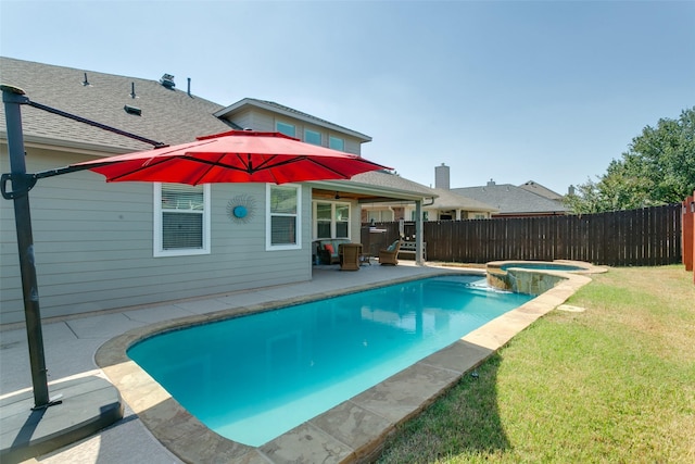 view of pool with a lawn, an in ground hot tub, and a patio area