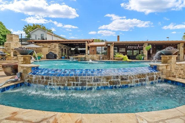 view of pool with pool water feature