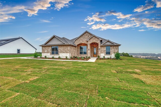 view of front of house featuring a front lawn