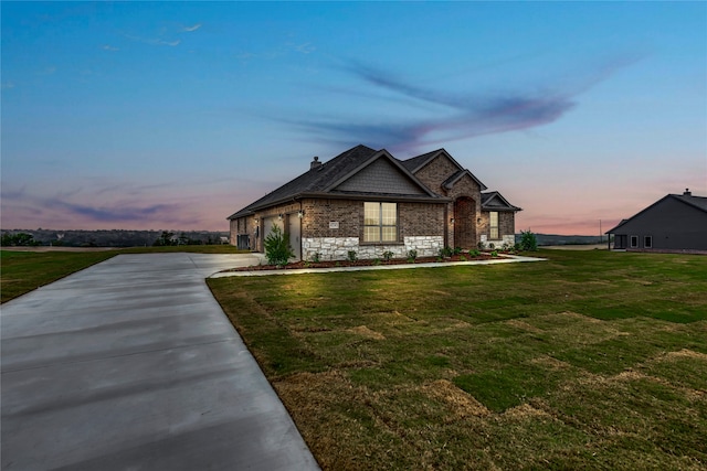 view of front of house featuring a lawn