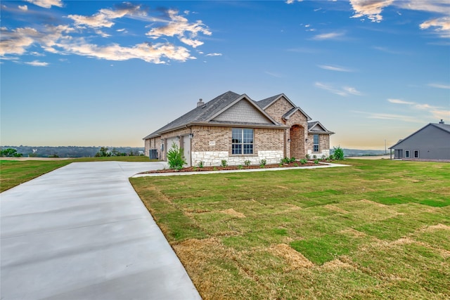 craftsman house featuring a front lawn