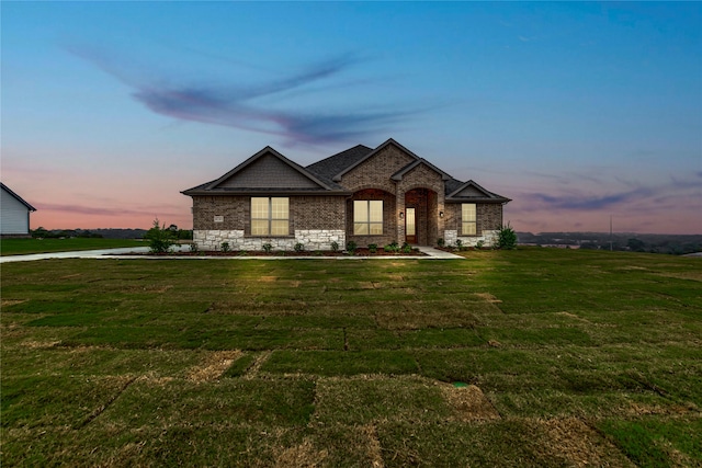 view of front of property featuring a yard