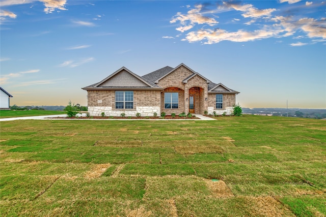 view of front of house featuring a rural view and a front yard