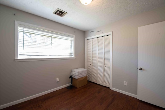 clothes washing area featuring washer and dryer, electric panel, a textured ceiling, and water heater