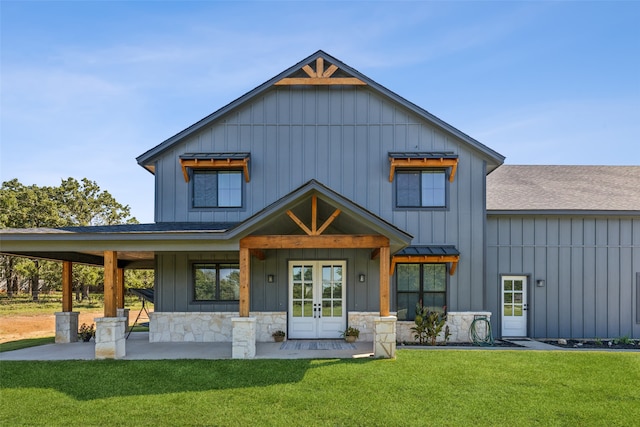 modern farmhouse style home with a front lawn