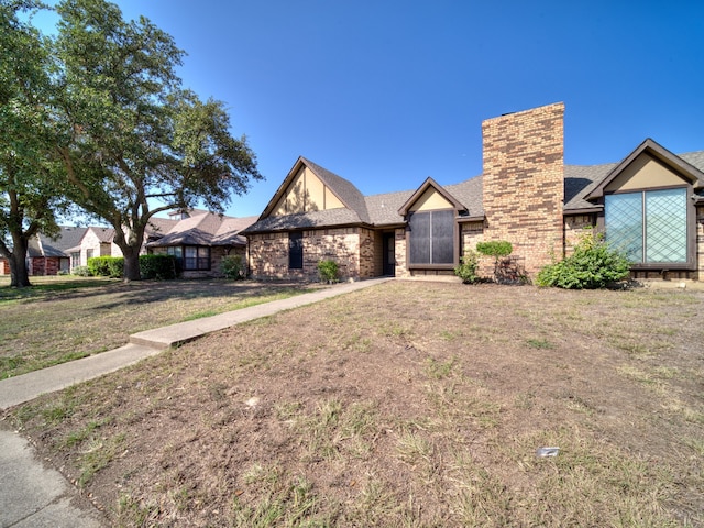 view of front of house with a front lawn