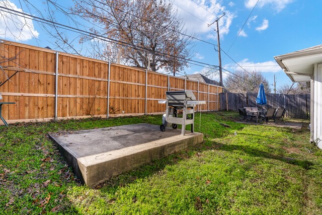 view of yard featuring a patio