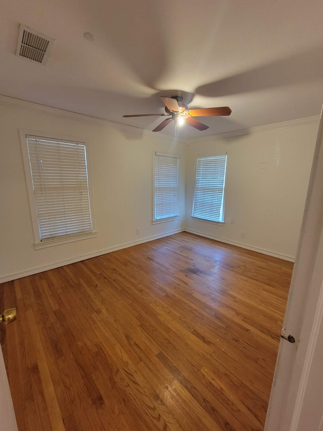 empty room featuring light wood-type flooring, crown molding, and ceiling fan