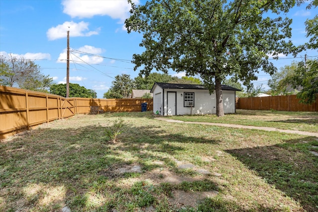 view of yard featuring an outdoor structure