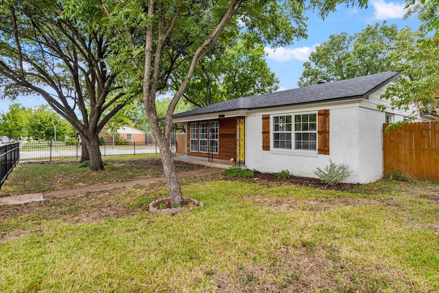 single story home with a front yard