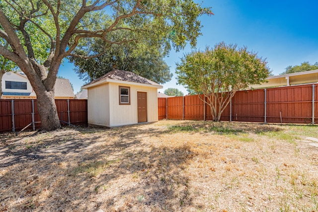 view of yard with a shed