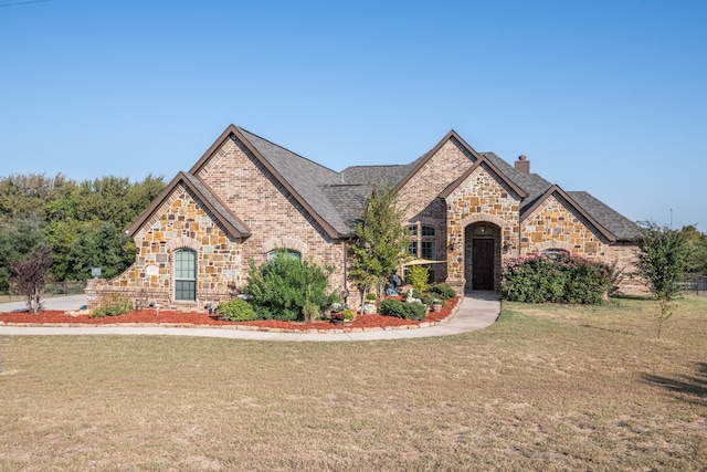 view of front of house featuring a front lawn