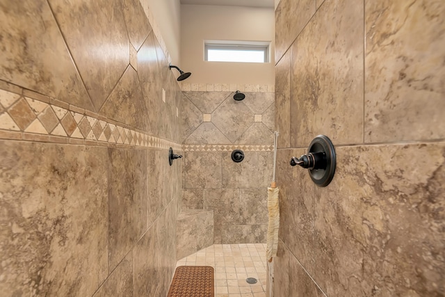 bathroom featuring a tile shower