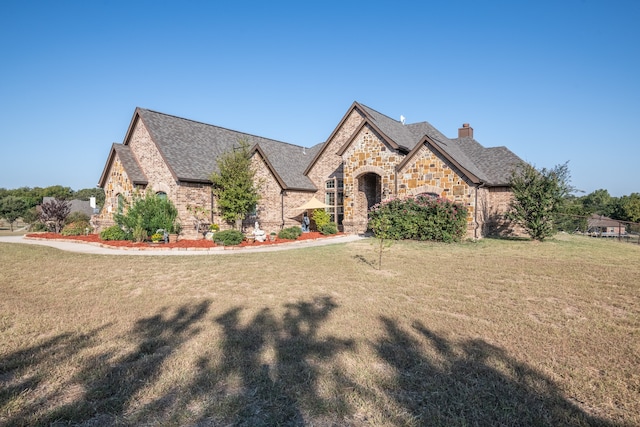 view of front of house with a front lawn