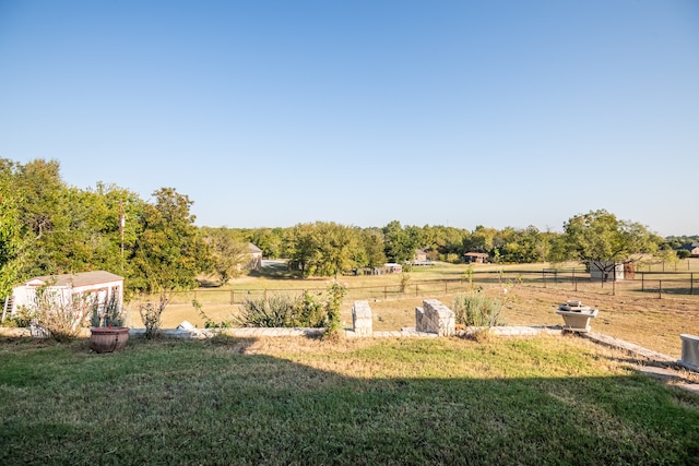 view of yard featuring a rural view