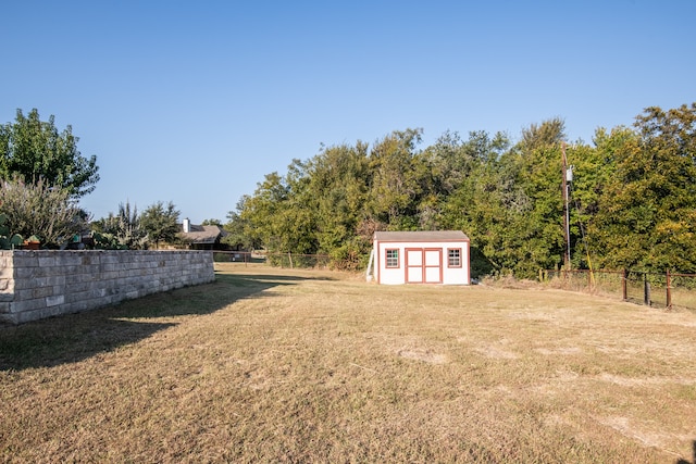 view of yard with a storage shed