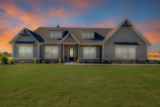 craftsman-style house featuring a lawn