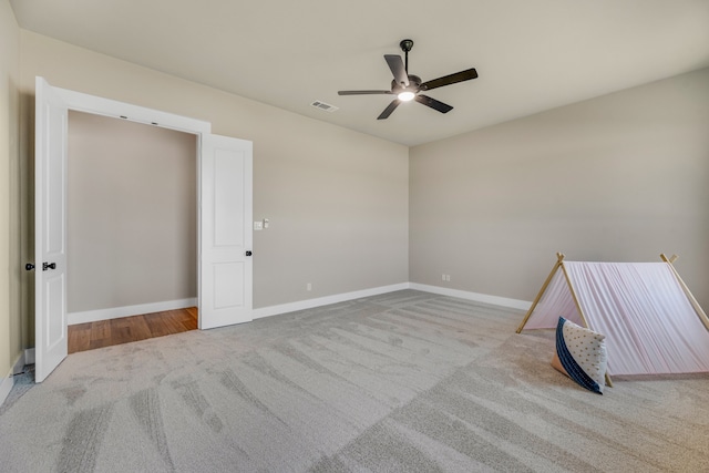 carpeted empty room featuring ceiling fan