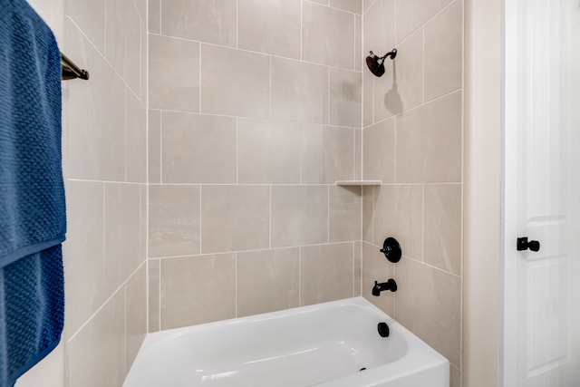 bathroom featuring tiled shower / bath