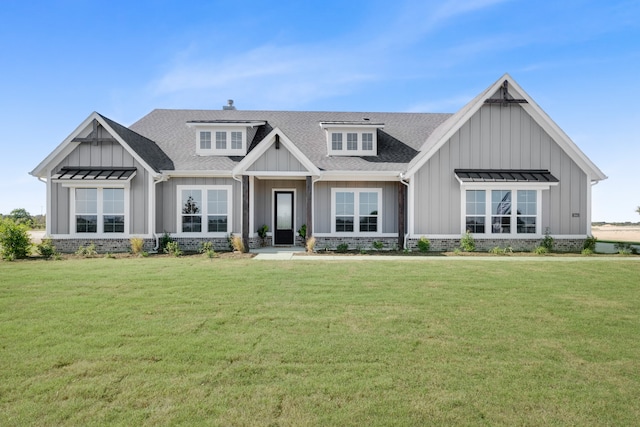 view of front of house featuring a front lawn