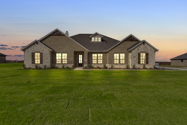 view of front facade with a lawn