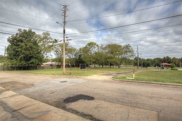 Listing photo 3 for 202 Jackson St, Mount Vernon TX 75457