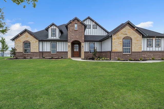 view of front of house featuring a front lawn